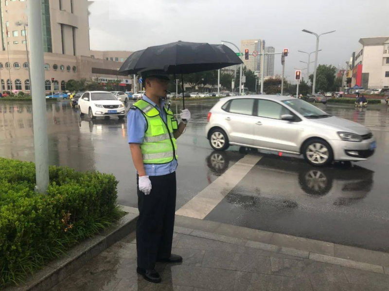 交警雨伞